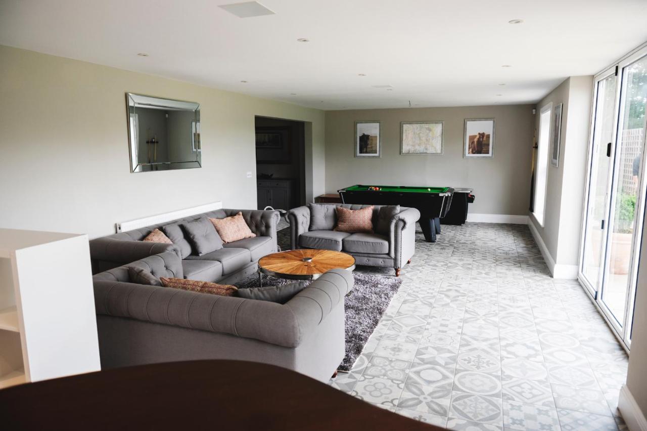 Large Country House - Hot Tub - Pool Table - Bbq - 5 Bedrooms - Log Burner Three Legged Cross 외부 사진