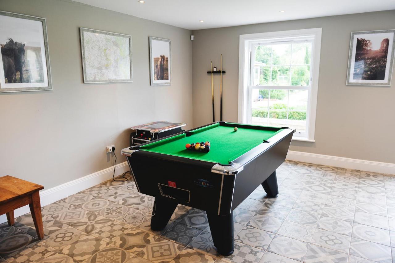 Large Country House - Hot Tub - Pool Table - Bbq - 5 Bedrooms - Log Burner Three Legged Cross 외부 사진