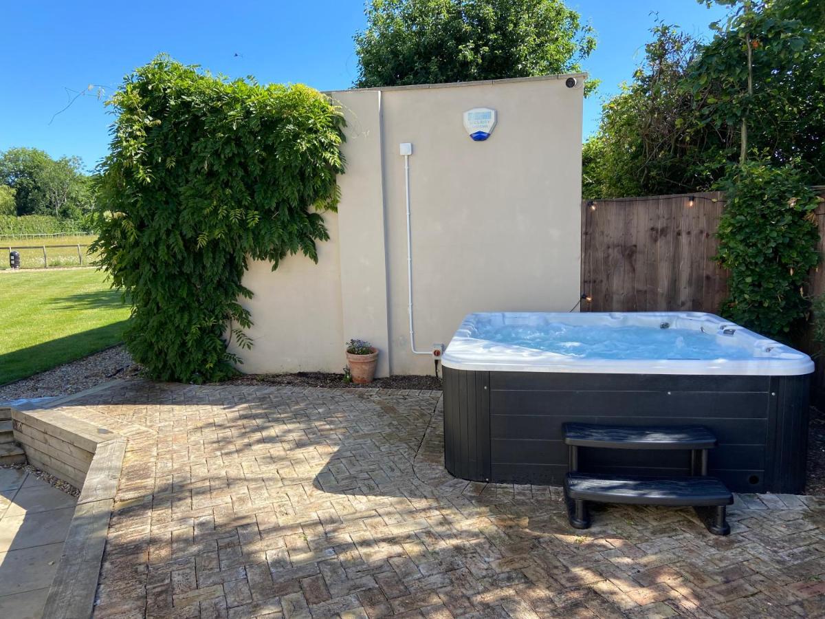 Large Country House - Hot Tub - Pool Table - Bbq - 5 Bedrooms - Log Burner Three Legged Cross 외부 사진